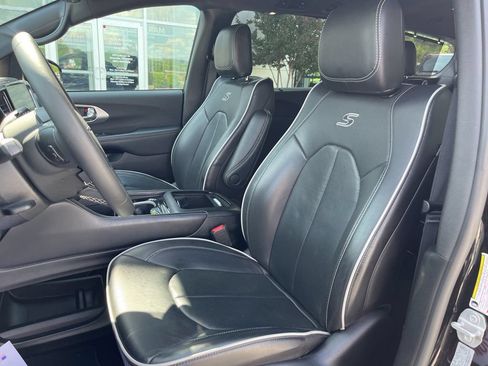 Used 2025 Chrysler Pacifica Limited FWD image 5