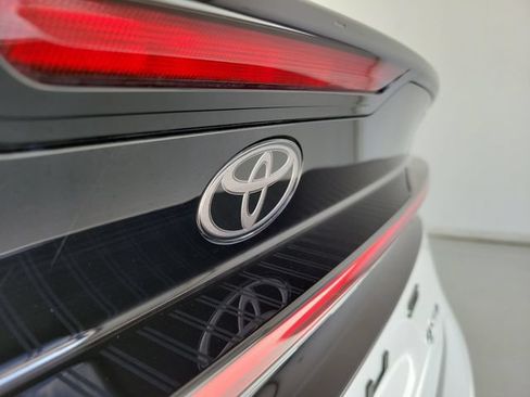 Used 2025 Toyota Prius LE FWD image 9