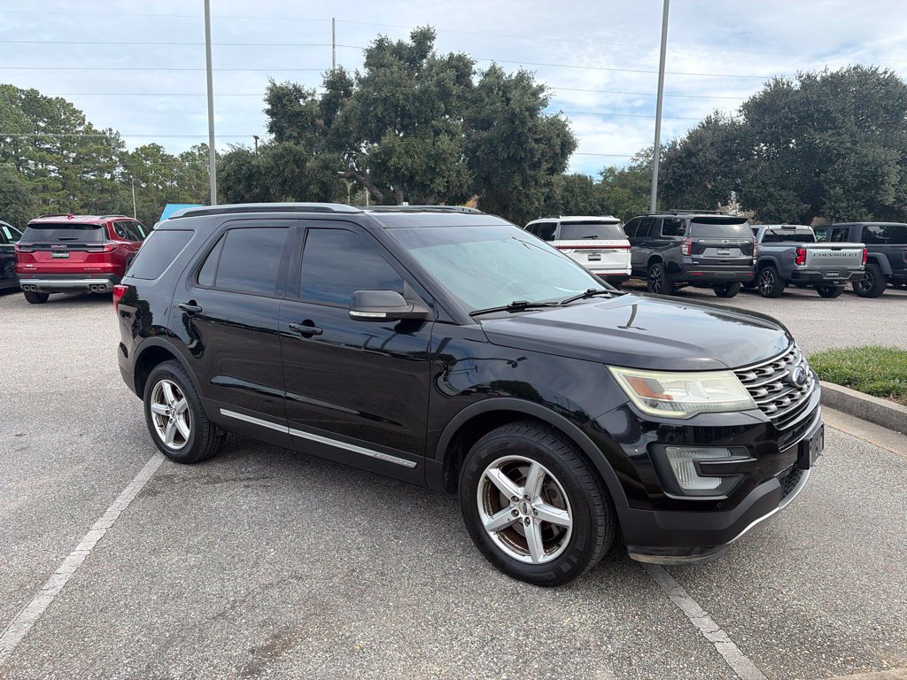 Used 2017 Ford Explorer XLT w/ Equipment Group 202A AWD/4WD image 3