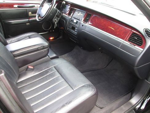 Used 2005 Lincoln Town Car Signature RWD image 17