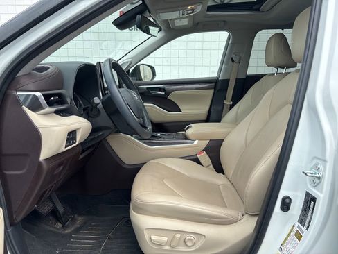 Used 2022 Toyota Highlander Limited FWD image 4