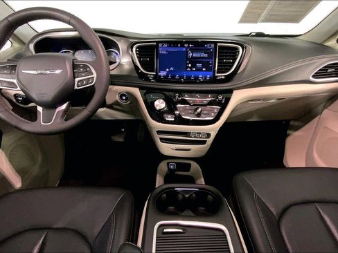 Used 2024 Chrysler Pacifica Select image 15