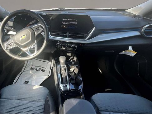 Used 2025 Chevrolet Trax LT w/ Sunroof Package FWD image 5