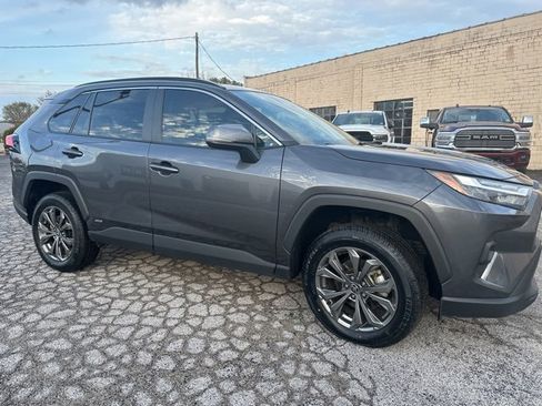 Used 2022 Toyota RAV4 XLE Premium image 8