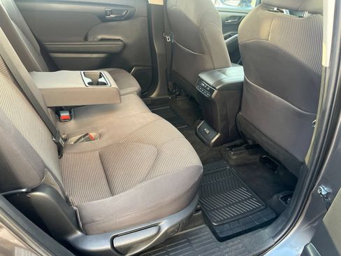 Used 2023 Toyota Highlander LE AWD/4WD image 17