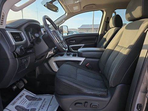 Used 2018 Nissan Titan SV w/ SV Convenience Package image 14