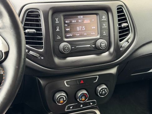 Used 2018 Jeep Compass Latitude w/ Cold Weather Group image 10