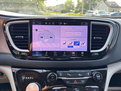 Used 2023 Chrysler Pacifica Touring-L FWD image 63