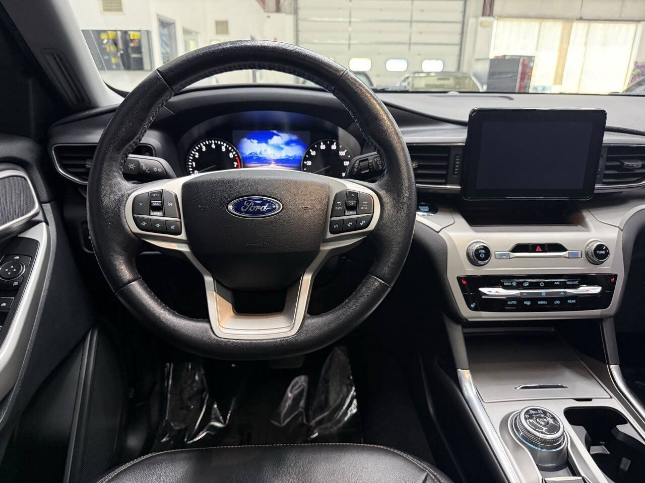 Used 2021 Ford Explorer XLT w/ Equipment Group 202A AWD/4WD image 22