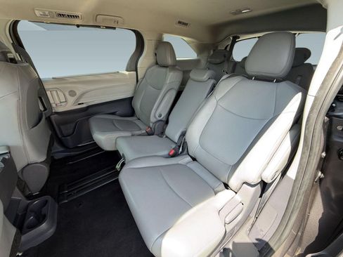 Used 2021 Toyota Sienna XLE FWD image 24