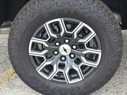Used 2025 Chevrolet Colorado Z71 AWD/4WD image 12