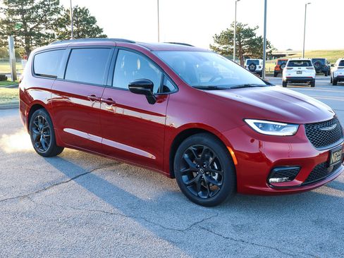 New 2026 Chrysler Pacifica Limited w/ S Appearance Package image 4