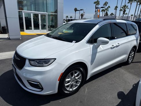 Used 2022 Chrysler Pacifica Touring-L FWD image 1