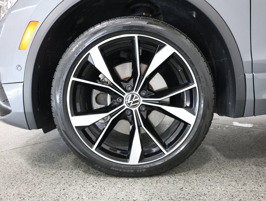 Used 2024 Volkswagen Tiguan SEL R-Line AWD/4WD image 5