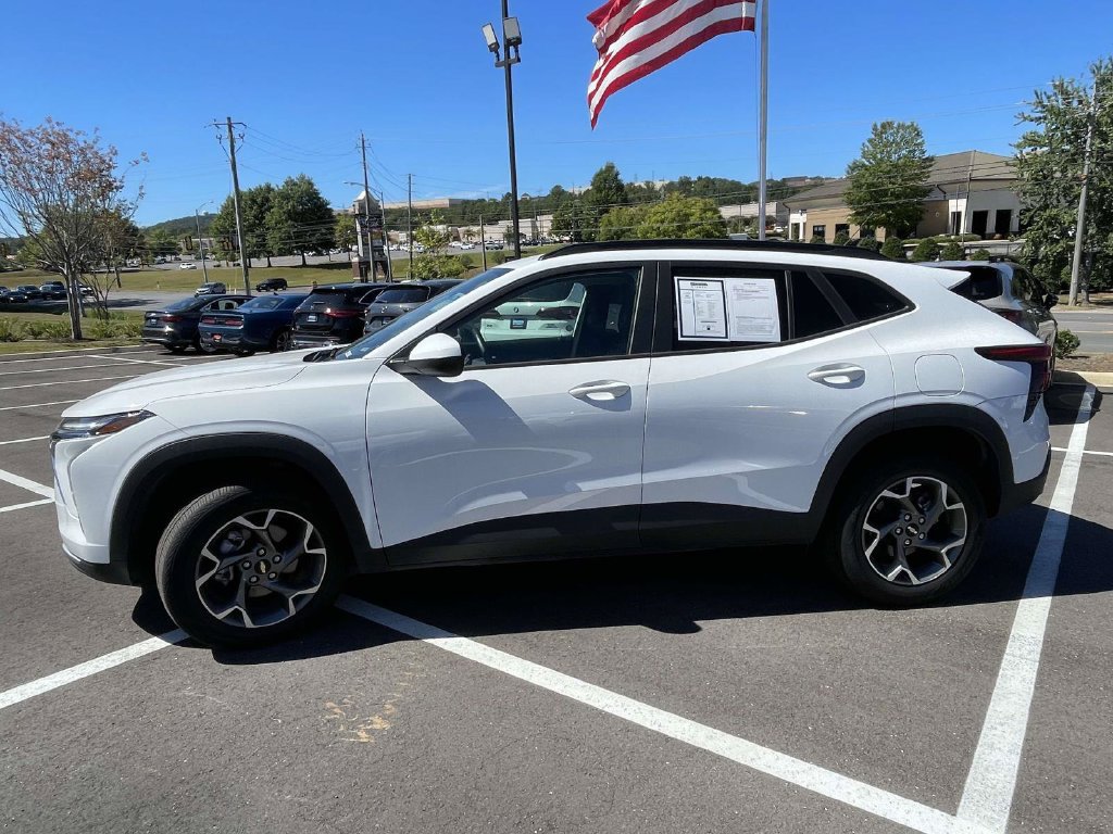Used 2025 Chevrolet Trax LT w/ LT Convenience Package FWD image 6