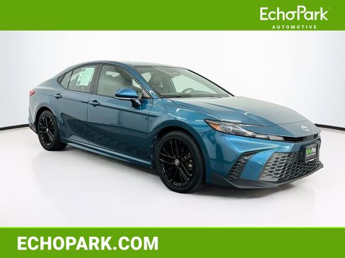 Used 2025 Toyota Camry SE FWD image 1