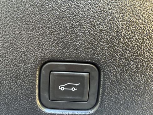 Used 2025 GMC Acadia Elevation AWD/4WD image 18