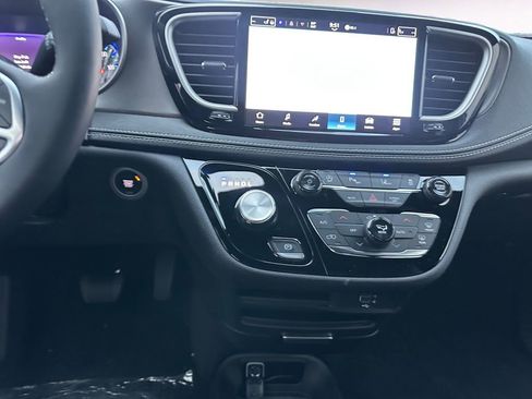 New 2026 Chrysler Pacifica Select image 11