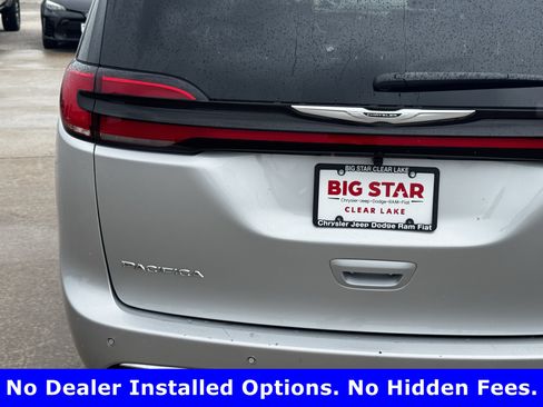 Used 2026 Chrysler Pacifica Limited FWD image 11
