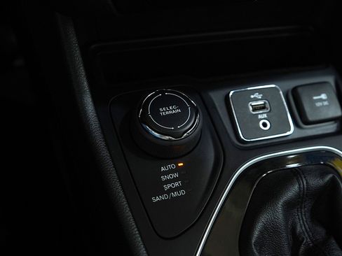 Used 2019 Jeep Cherokee Limited w/ Luxury Group image 23