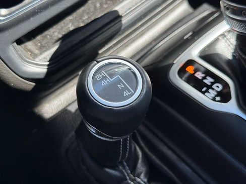 Used 2019 Jeep Wrangler Unlimited Sahara AWD/4WD image 32