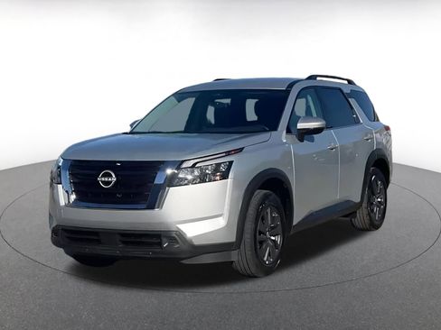 Used 2025 Nissan Pathfinder SV image 4