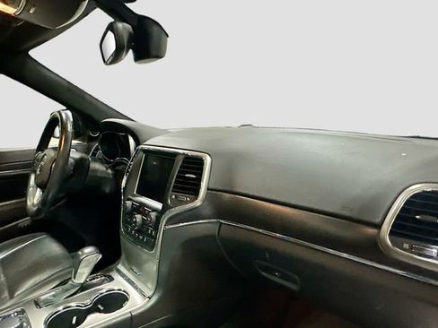 Used 2018 Jeep Grand Cherokee Limited w/ Luxury Group II image 32