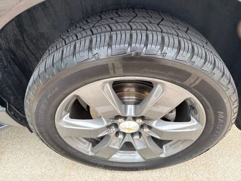 Used 2017 Chevrolet Traverse LT FWD image 3