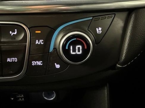 Used 2023 Chevrolet Traverse Premier FWD image 36