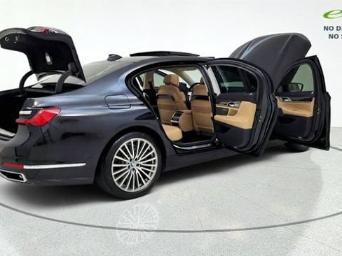 Used 2021 BMW 750i xDrive w/ Executive Package AWD/4WD image 19