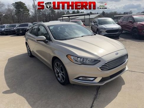 Used 2017 Ford Fusion SE w/ Equipment Group 201A image 1