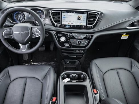 New 2025 Chrysler Pacifica Select image 18