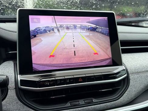 Used 2024 Jeep Compass Latitude image 10