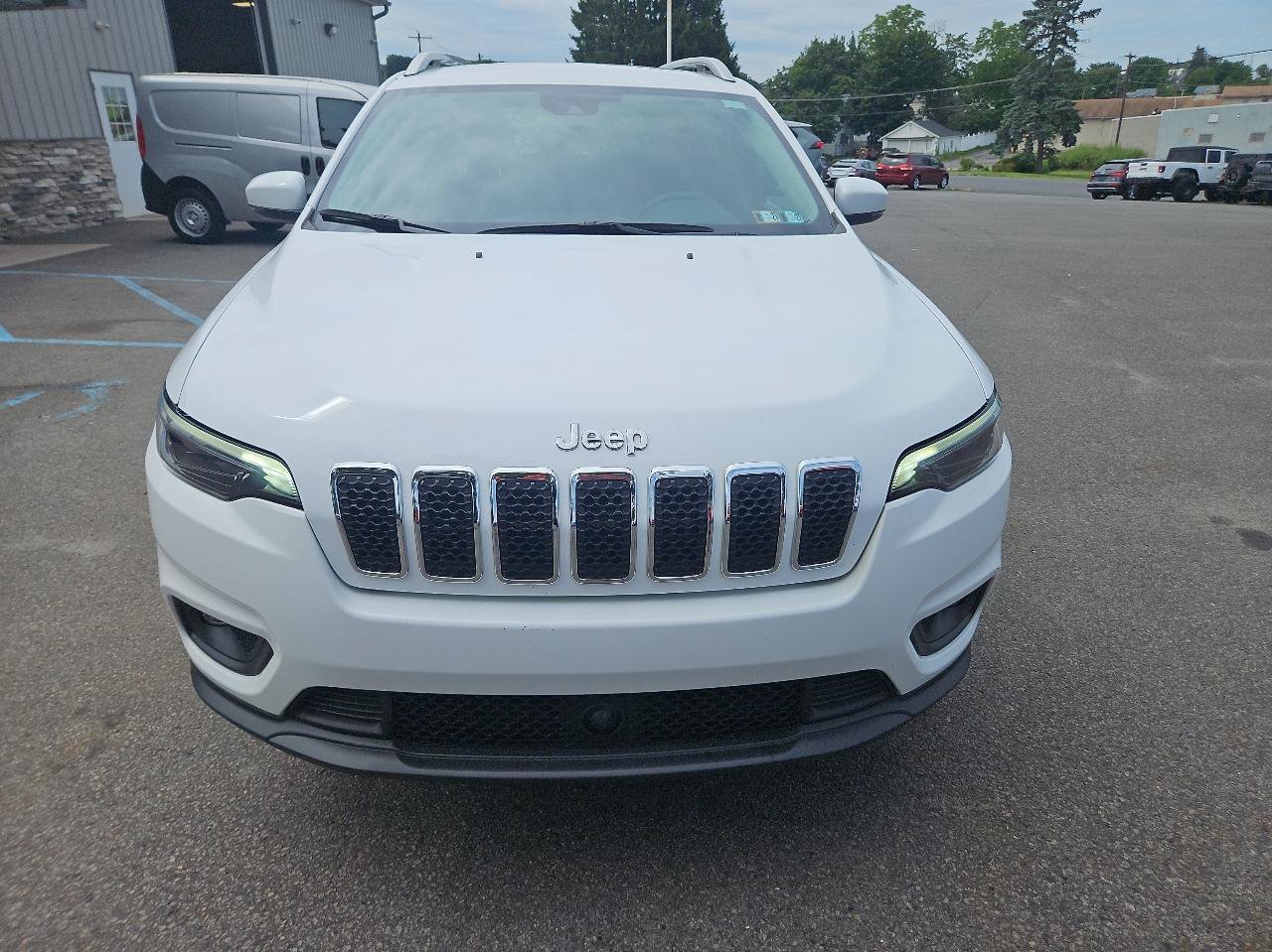 Used 2021 Jeep Cherokee Latitude Lux w/ Mopar Interior Package AWD/4WD image 8