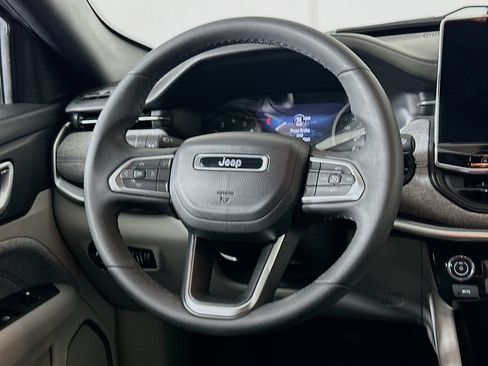 Used 2023 Jeep Compass Latitude AWD/4WD image 18