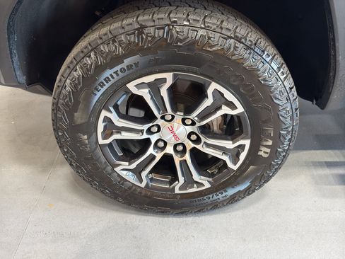 Used 2023 GMC Canyon AT4 w/ AT4 Premium Package AWD/4WD image 9