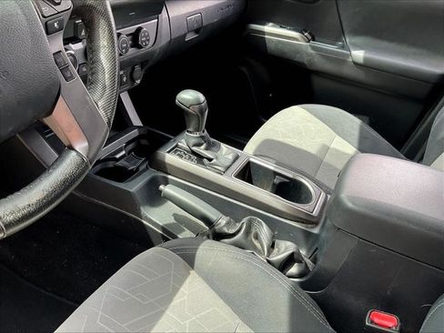 Used 2020 Toyota Tacoma TRD Off-Road AWD/4WD image 14