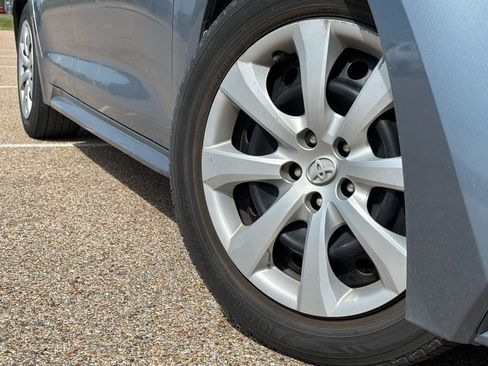 Used 2020 Toyota Corolla LE image 2