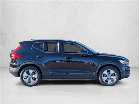 Used 2020 Volvo XC40 T4 Momentum image 4