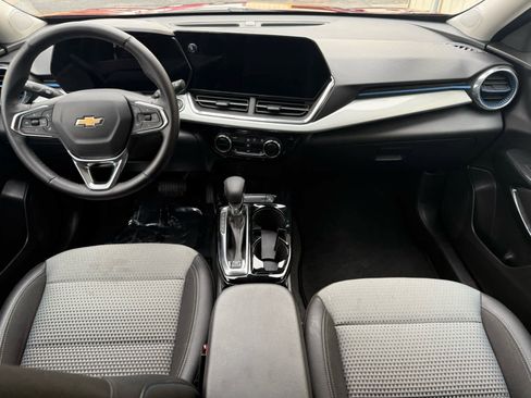 Used 2025 Chevrolet Trax LT w/ LT Convenience Package image 18