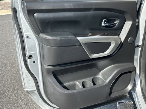 Used 2020 Nissan Titan SL w/ Moonroof Package RWD image 21