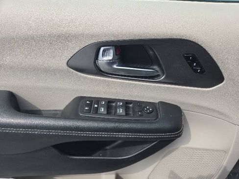Used 2023 Chrysler Pacifica Touring-L FWD image 16