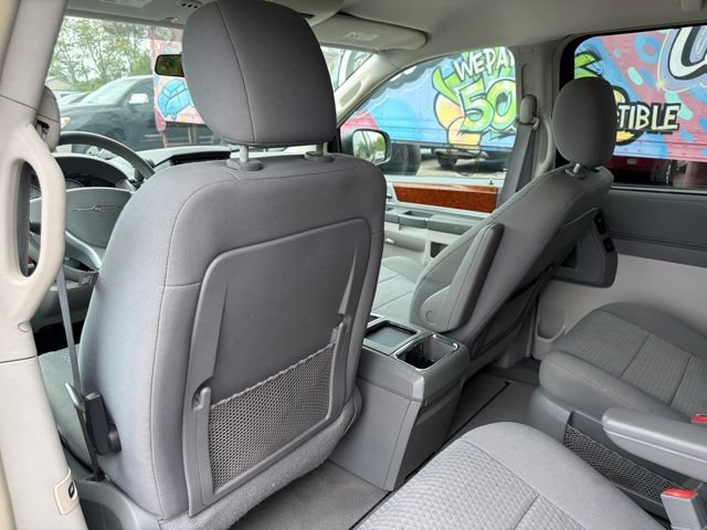 Used 2009 Chrysler Town & Country Touring w/ Entertainment Group #2 FWD image 17