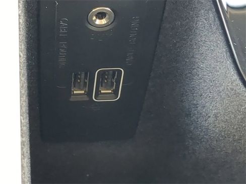 Used 2017 Volvo XC90 T6 Momentum w/ Vision Package image 23