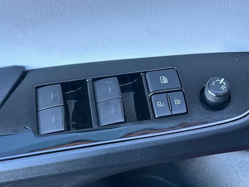 Used 2020 Toyota Prius Limited image 10