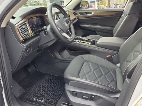 Used 2024 Volkswagen Atlas SE w/ Panoramic Sunroof Package image 14