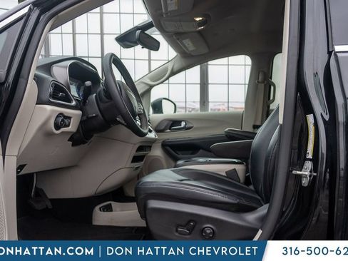 Used 2023 Chrysler Pacifica Touring-L FWD image 3