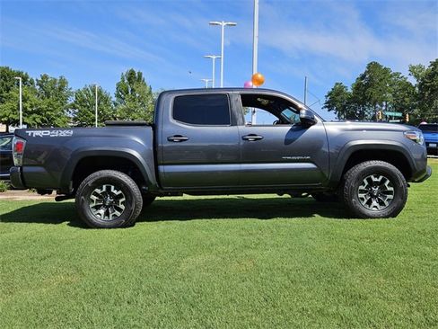 Used 2020 Toyota Tacoma TRD Off-Road w/ Technology Package image 13