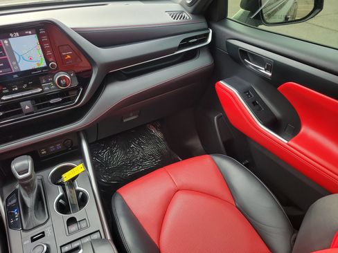 Used 2022 Toyota Highlander XSE image 16