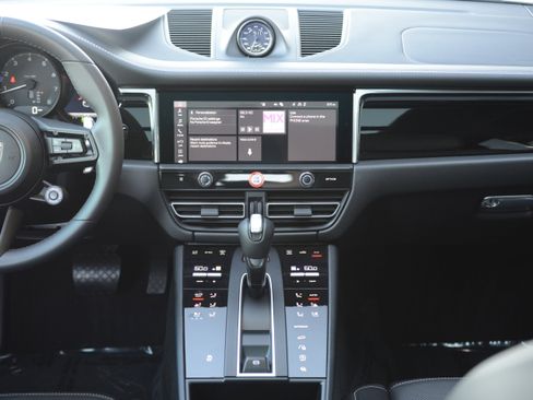 Certified 2026 Porsche Macan AWD/4WD image 19